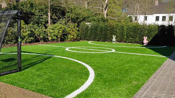 Kunstrasen Sportplatz im Garten