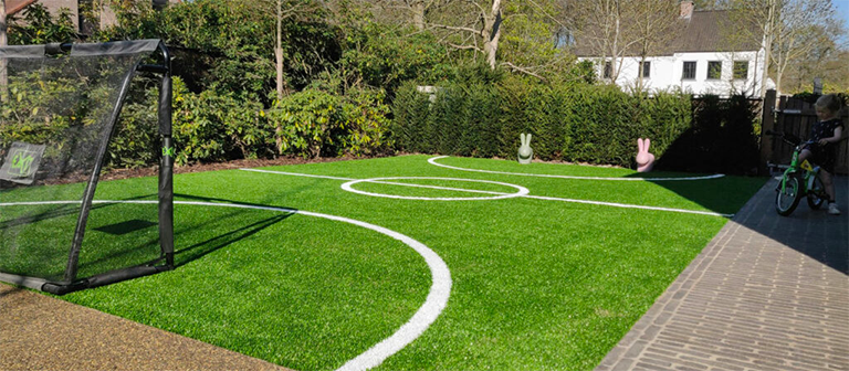 Kunstrasen Sportplatz im Garten